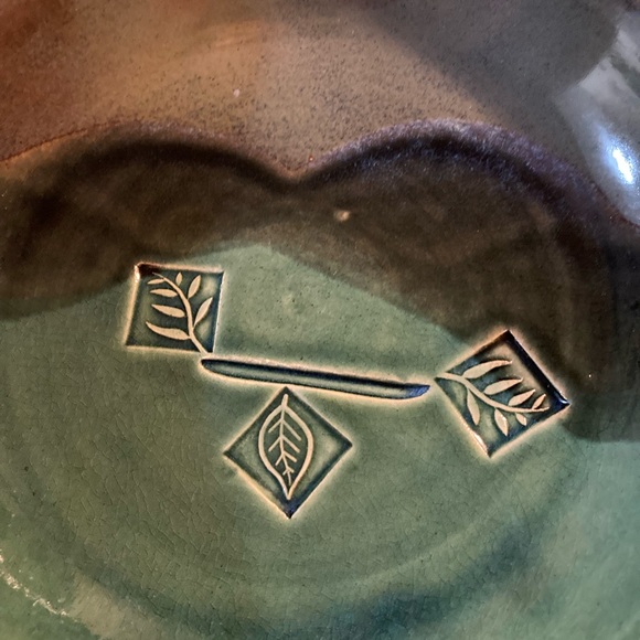 Green stoneware handmade leaf bowl - Picture 5 of 6
